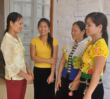 Cán bộ chuyên trách dân số xã Sơn A tuyên truyền việc không sinh con thứ ba tới chị em phụ nữ.